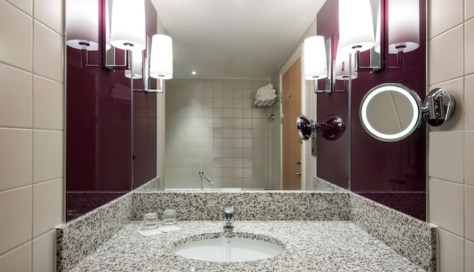 Radisson Blu Hotel, Manchester Airport - Guest bathroom