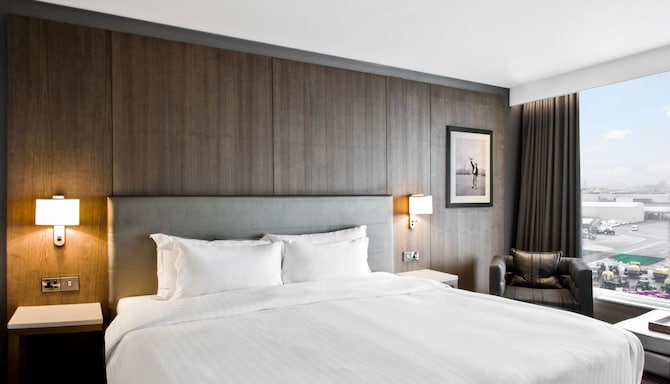 Radisson Blu Hotel Manchester, Airport - Executive Rooms - Runway View