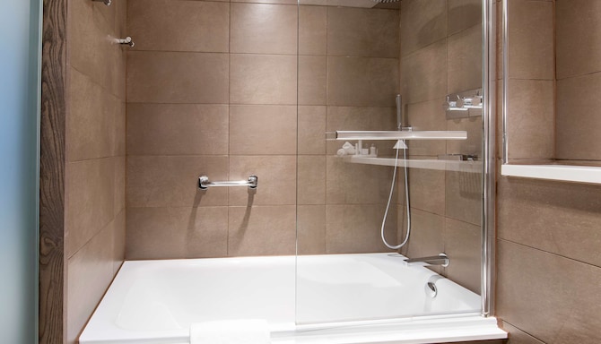 Radisson Blu Hotel, Manchester Airport - Premium Room bathroom