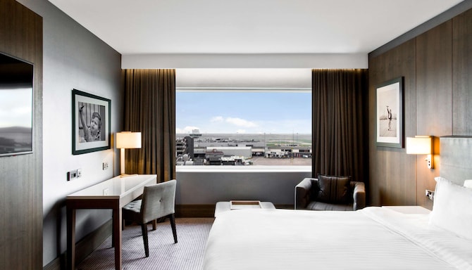 Radisson Blu Hotel Manchester, Airport - Premium Room - Runway View