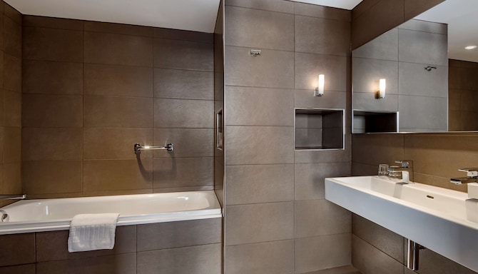 Radisson Blu Hotel, Manchester Airport - One Bedroom Suite bathroom