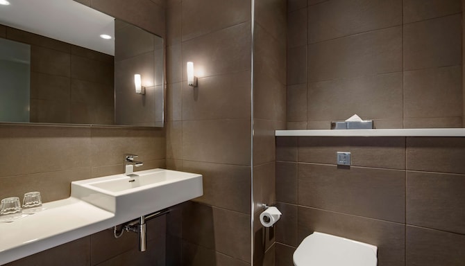 Radisson Blu Hotel, Manchester Airport - Suite bathroom