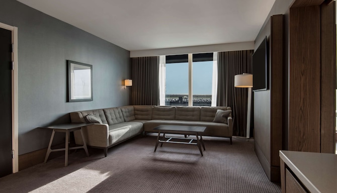 Radisson Blu Hotel, Manchester Airport - One Bedroom Suite living area