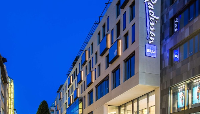 Radisson Blu Hotel, Mannheim - Hotel Exterior Night