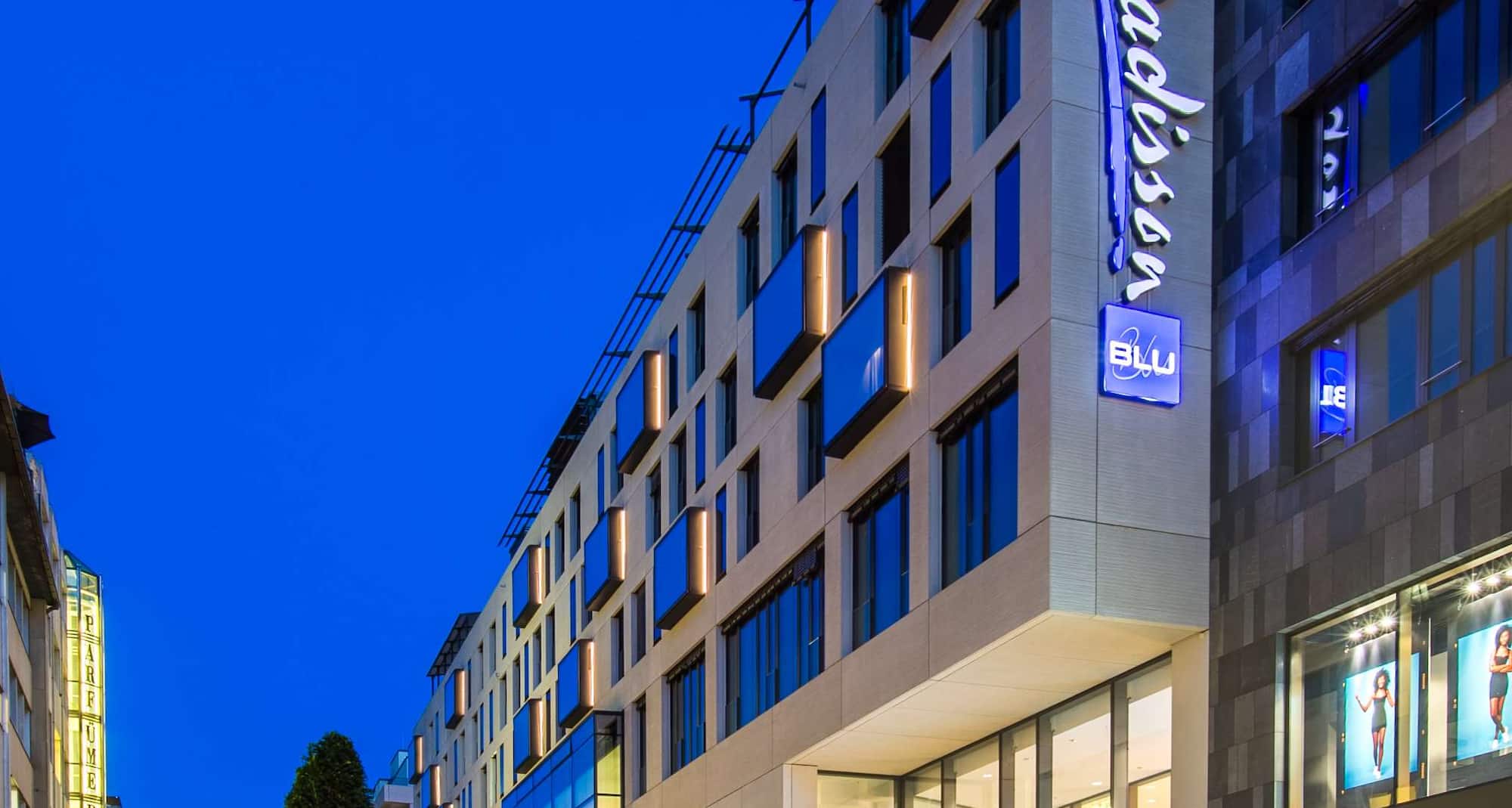 Radisson Blu Hotel, Mannheim - Hotel Exterior Night