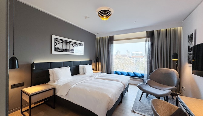 Radisson Blu Hotel, Mannheim - Business Class Room with Bay window