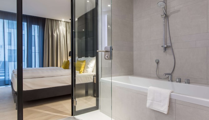 Radisson Blu Hotel, Mannheim - Junior Suite Bathroom