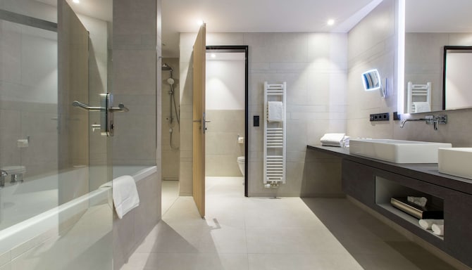 Radisson Blu Hotel, Mannheim - Junior Suite Bathroom