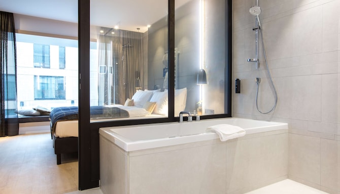 Radisson Blu Hotel, Mannheim - Business Class Suite Bathroom