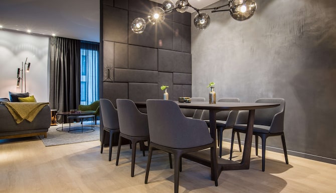 Radisson Blu Hotel, Mannheim - One Bedroom Suite Dining Area