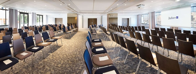 Radisson Blu Hotel, Marseille Vieux Port - Meeting room Thym-Romarin - theatre set-up
