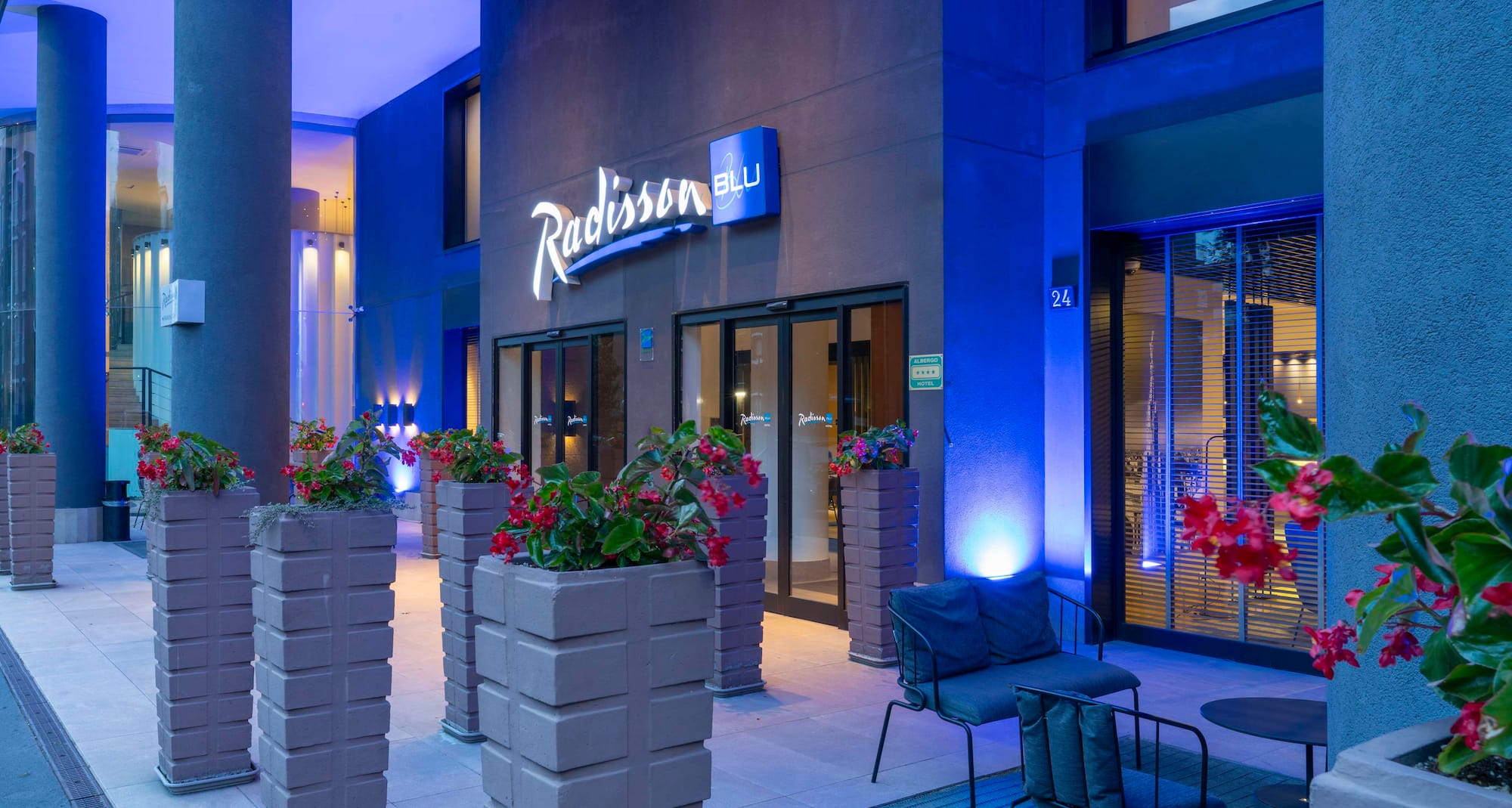 Radisson Blu Hotel, Milan - Main entrance