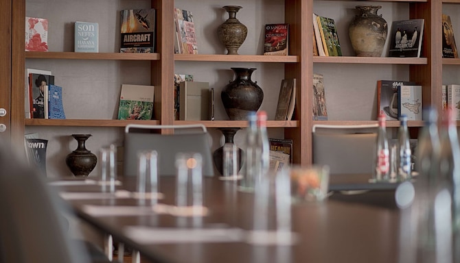 Sala a tavolo unico per riunioni ristrette