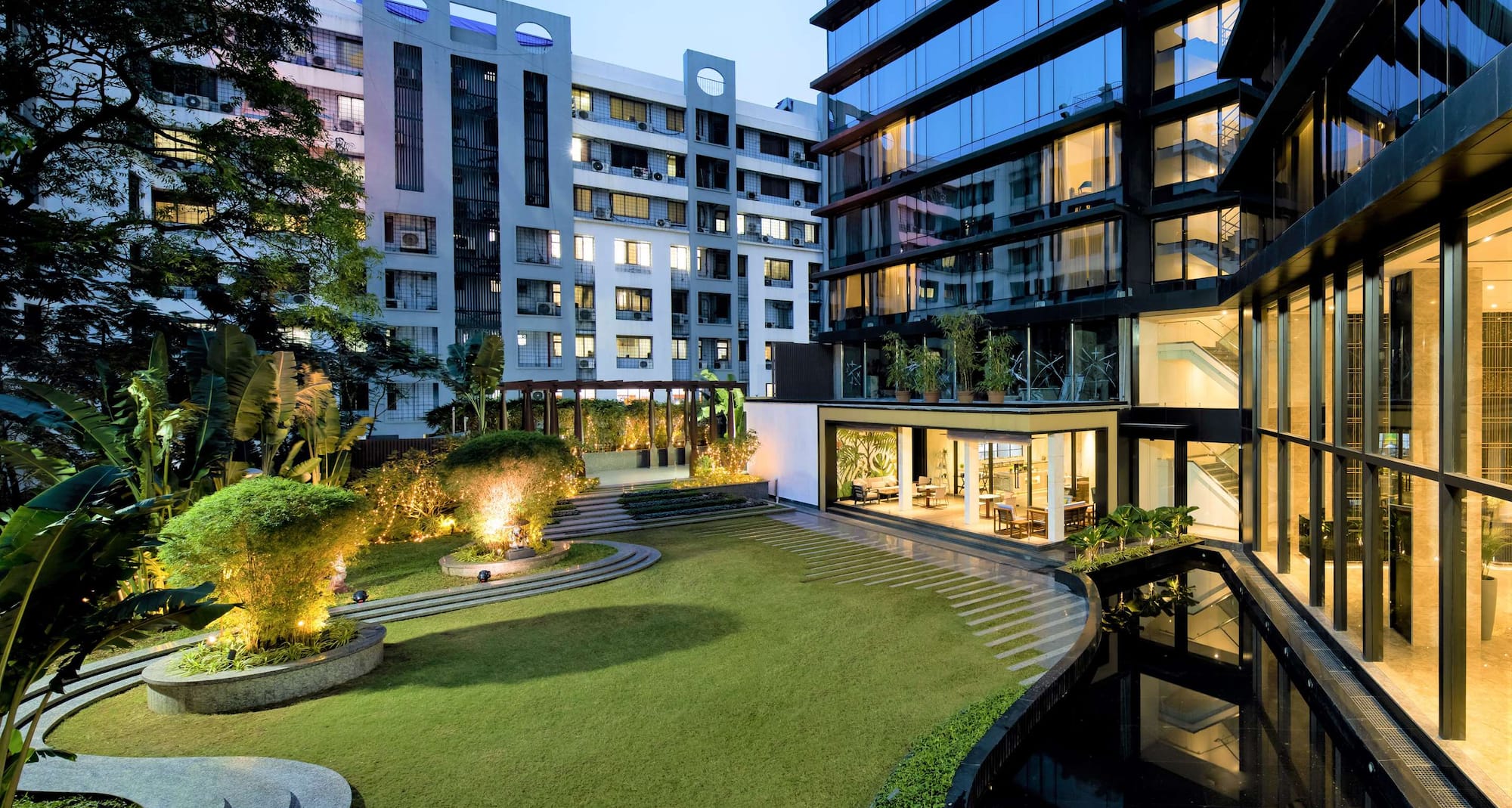 Radisson Blu Hotel, Mumbai International Airport - Courtyard