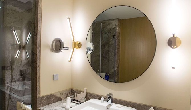 Radisson Blu Hotel, Mumbai International Airport - Guest room bathroom