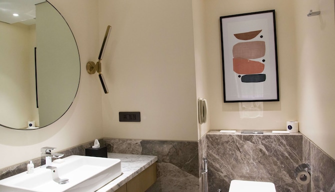 Radisson Blu Hotel, Mumbai International Airport - Guest room bathroom