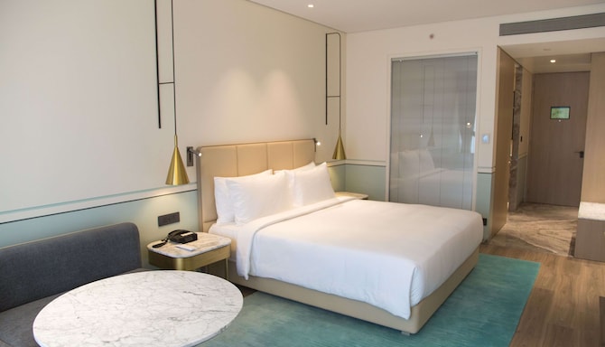 Radisson Blu Hotel, Mumbai International Airport - Guest room