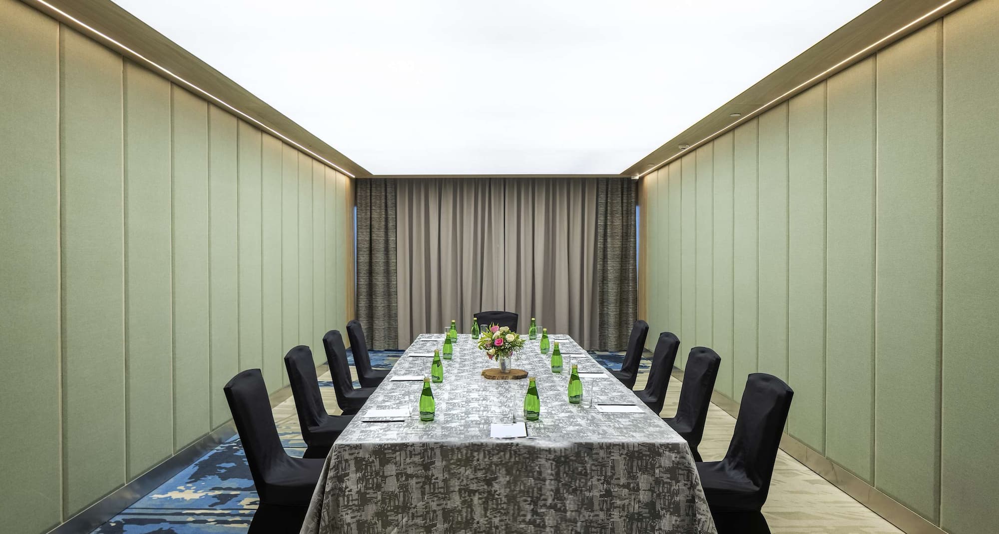 Radisson Blu Hotel, Mumbai International Airport - Breeze meeting room boardroom set-up