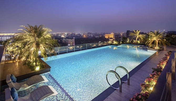 Radisson Blu Hotel, Mumbai International Airport - Infinity Pool - Night View