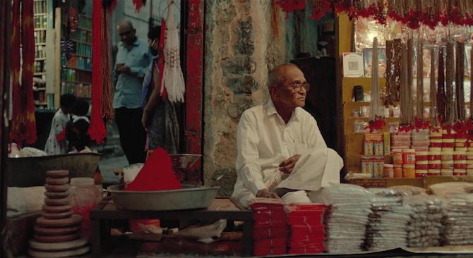 A moment from the market that holds the rhythm of the city