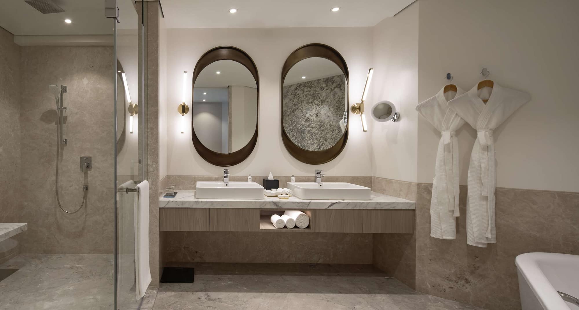 Radisson Blu Hotel, Mumbai International Airport - Suite bathroom