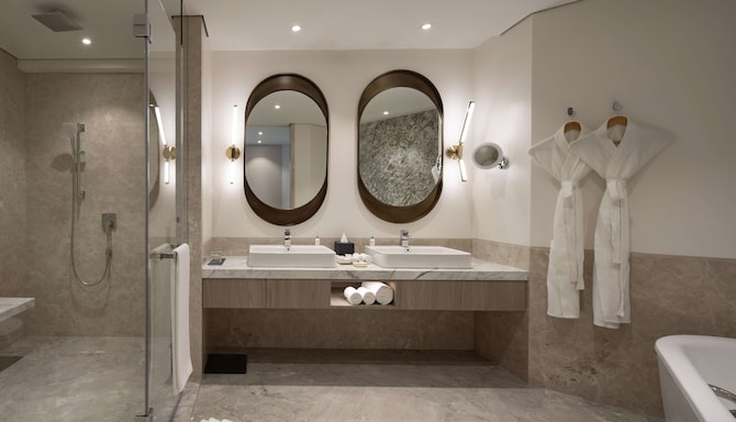 Radisson Blu Hotel, Mumbai International Airport - Suite bathroom