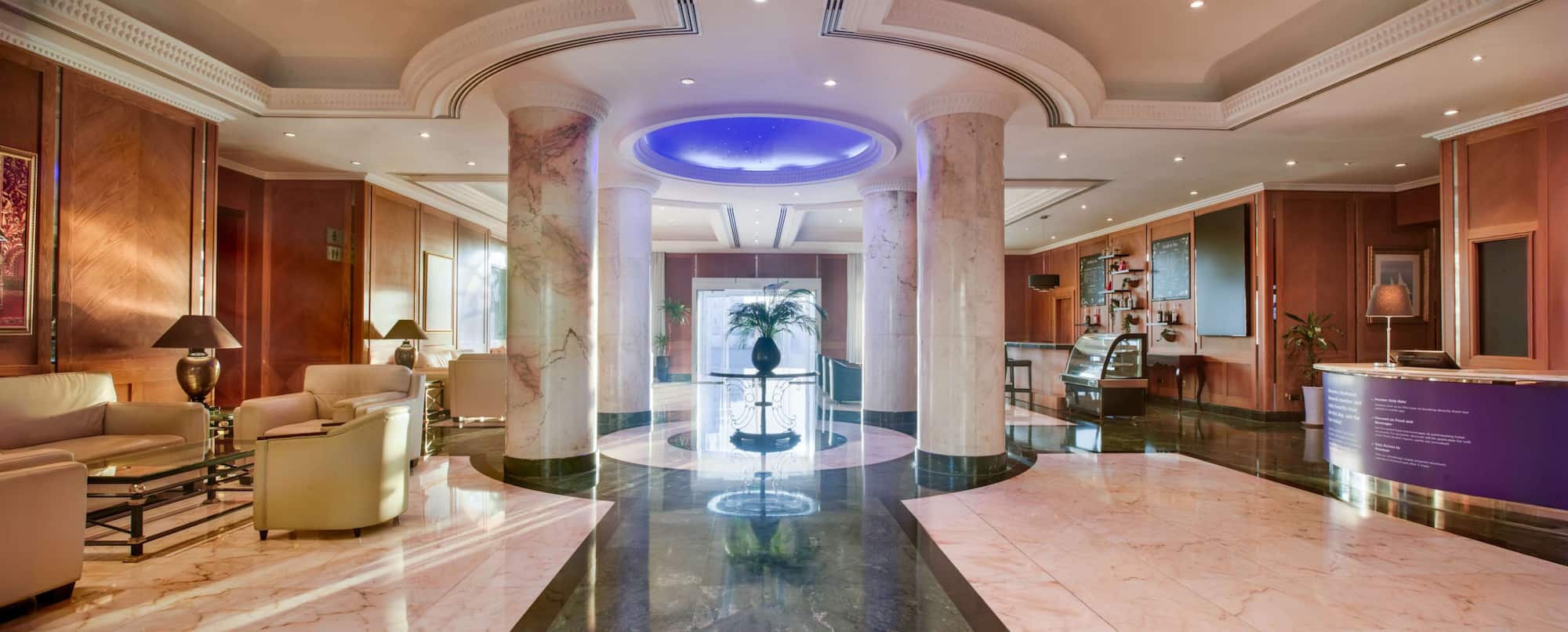 Radisson Blu Hotel, Muscat - Hotel Lobby