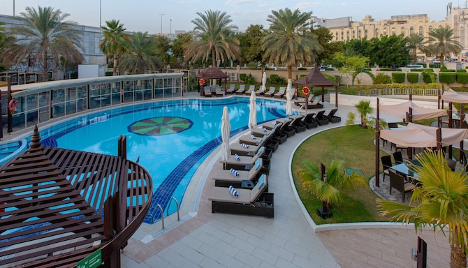 Radisson Blu Hotel, Muscat - Swimming pool
