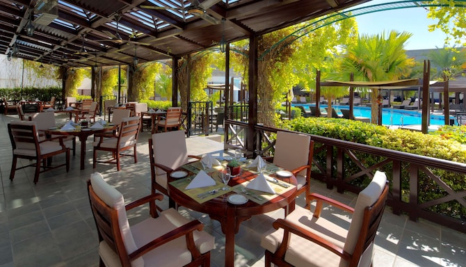 Radisson Blu Hotel, Muscat - Olivos Restaurant terrace