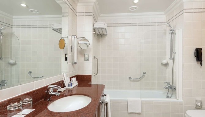 Radisson Blu Hotel, Muscat - Bathroom Suite