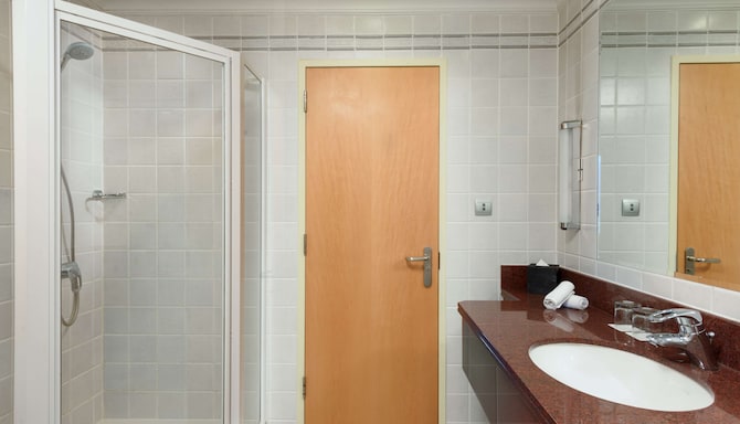 Radisson Blu Hotel, Muscat - Bathroom Suite - 2