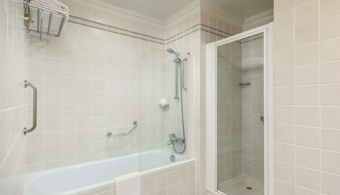 Radisson Blu Hotel, Muscat - Suite Bathroom
