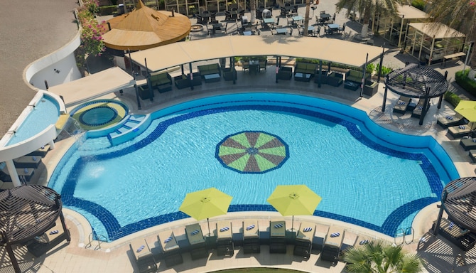 Radisson Blu Hotel, Muscat - Swimming Pool