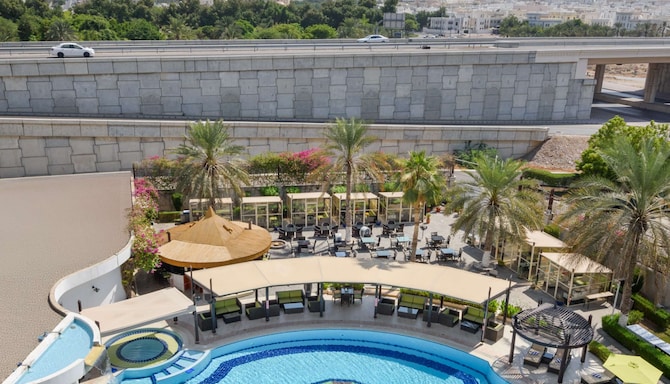 Radisson Blu Hotel, Muscat - Swimming Pool