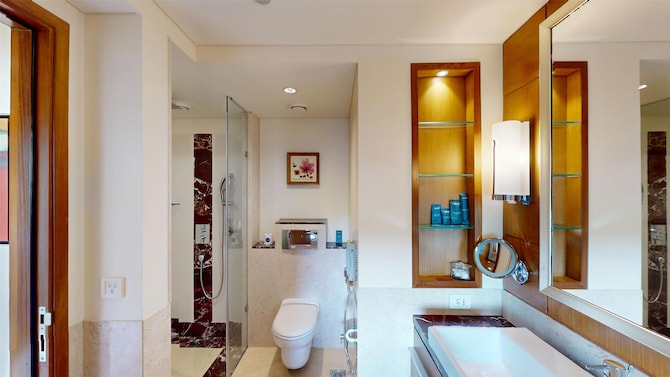 Radisson Blu Hotel, Nagpur - Guest Room Bathroom