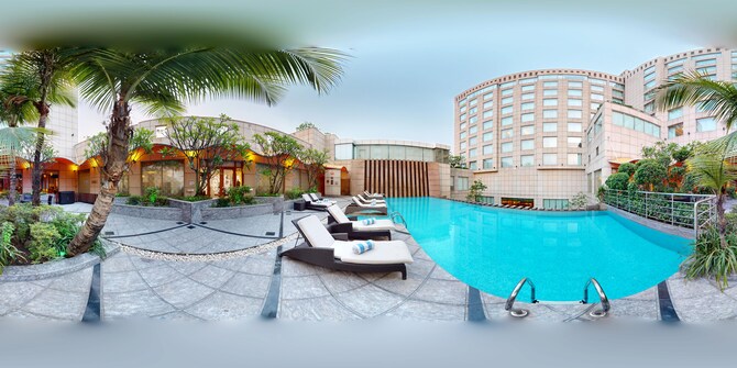 Radisson Blu Hotel, Nagpur - Swimming Pool