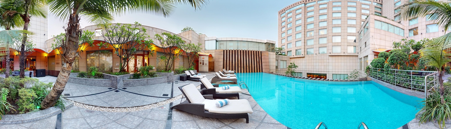 Radisson Blu Hotel, Nagpur - Swimming Pool