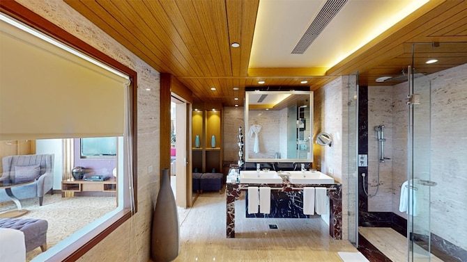 Radisson Blu Hotel, Nagpur - Presidential bathroom