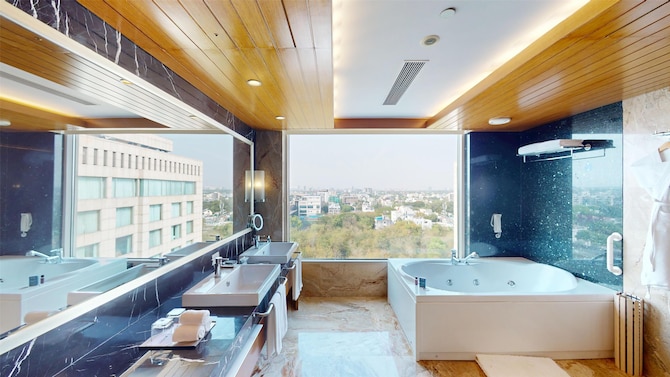 Radisson Blu Hotel, Nagpur - Suite Bathroom