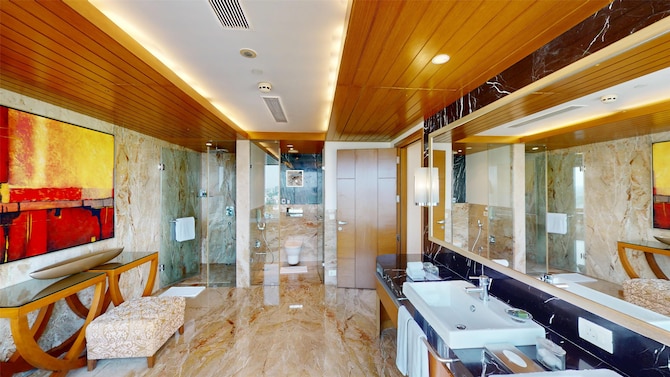 Radisson Blu Hotel, Nagpur - Suite Bathroom