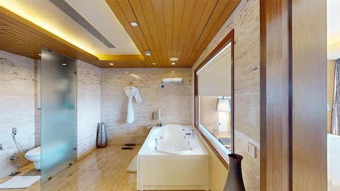 Radisson Blu Hotel, Nagpur - Presidential bathroom