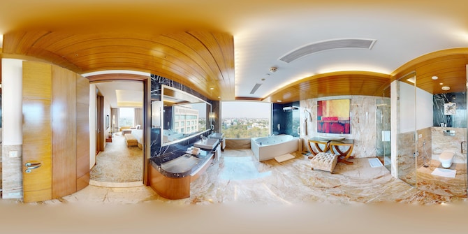 Radisson Blu Hotel, Nagpur - Suite Bathroom