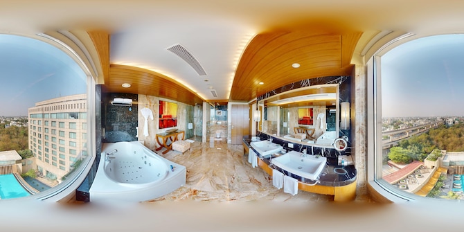 Radisson Blu Hotel, Nagpur - Suite Poolview Bathroom