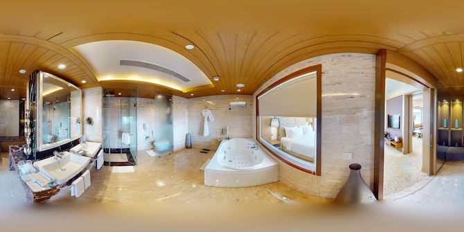 Radisson Blu Hotel, Nagpur - Presidential Suite Bathroom