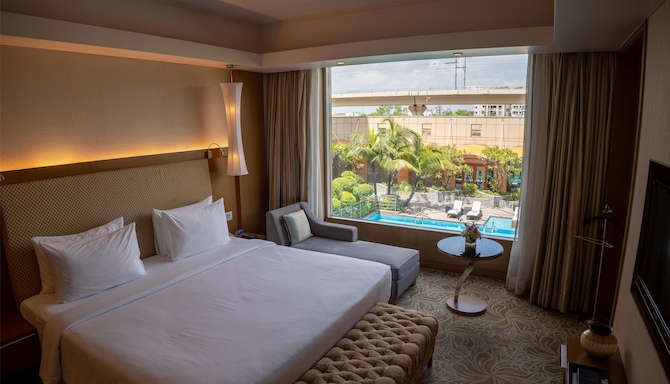 Radisson Blu Hotel, Nagpur - Suite Pool View