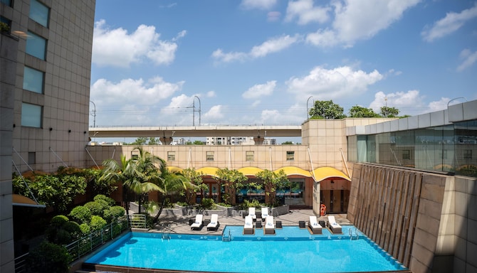 Radisson Blu Hotel, Nagpur - Suite Pool View