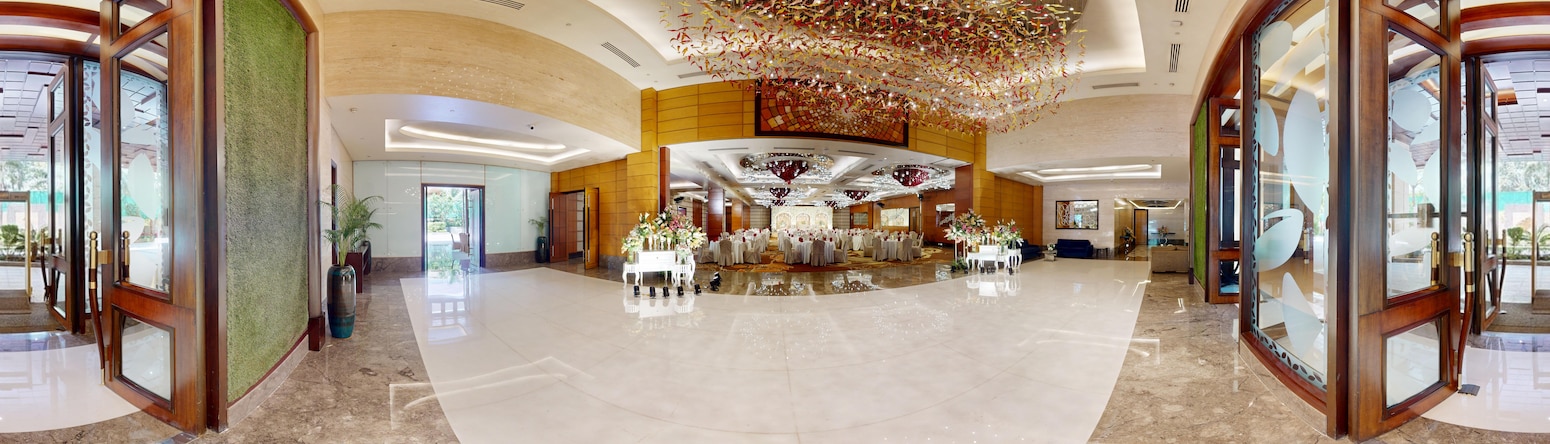 Radisson Blu Hotel, Nagpur - Summit hall entrance