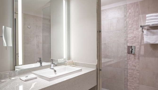 Radisson Blu Hotel Nairobi, Upper Hill - Superior Room bathroom