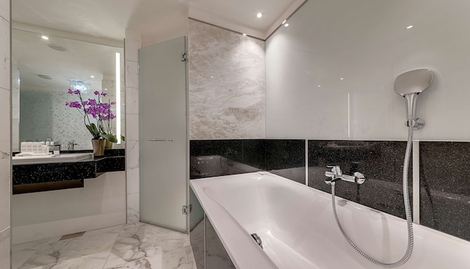 Radisson Blu Hotel Nairobi, Upper Hill - Presidential Suite bathroom