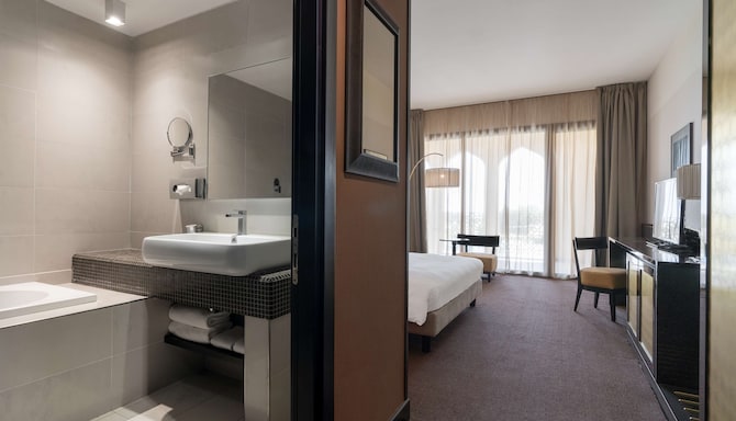 Radisson Blu Hotel, N'Djamena - Superior Room bathroom
